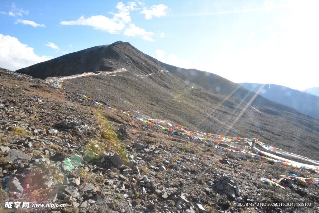 山间多彩经幡装点的美景