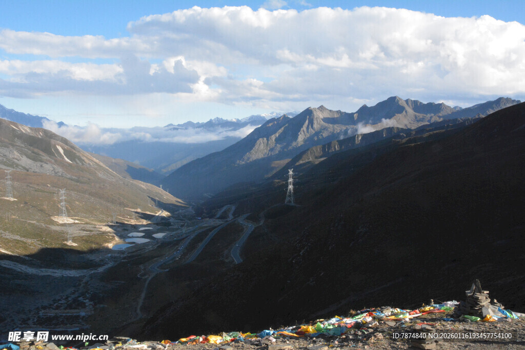 高山峡谷间的壮美风光