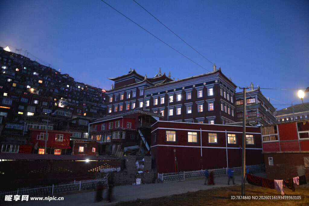 城市夜景中的灯火建筑