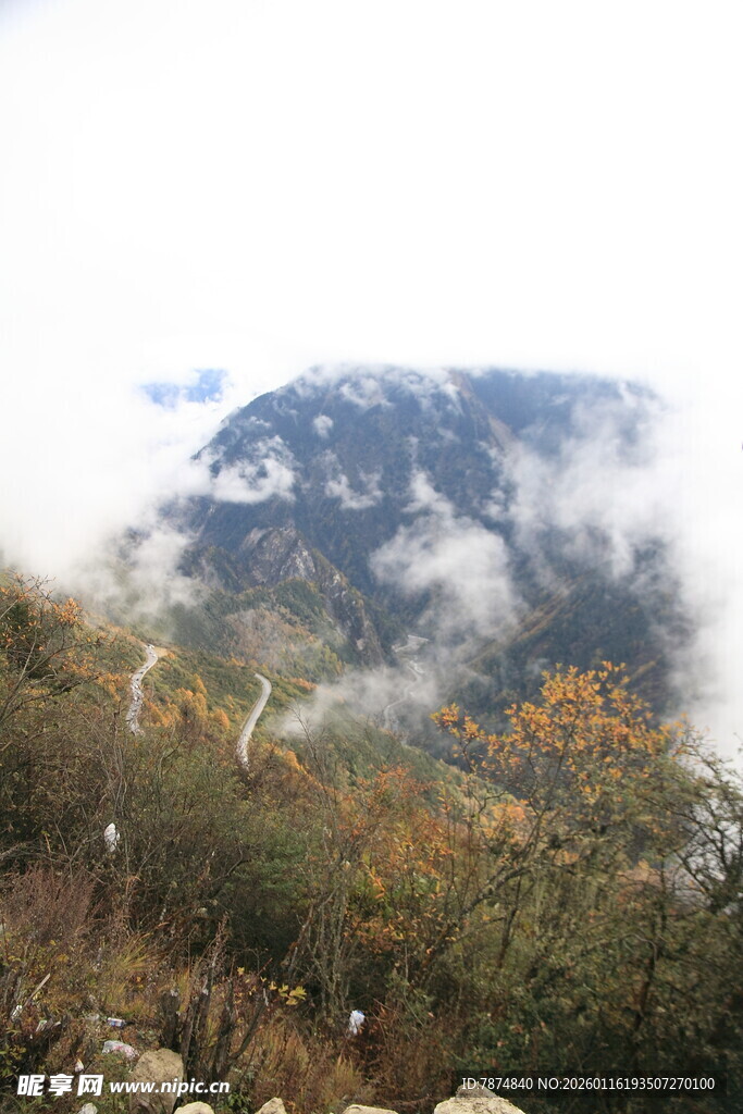 云雾缭绕的山间秋景