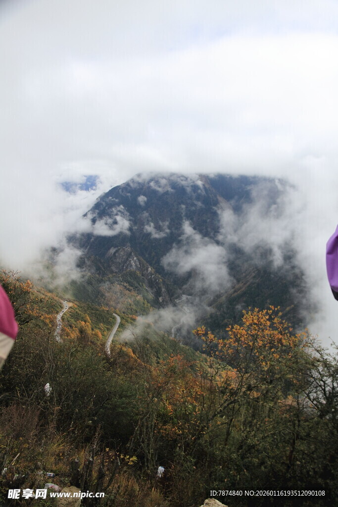 云雾缭绕的山间美景