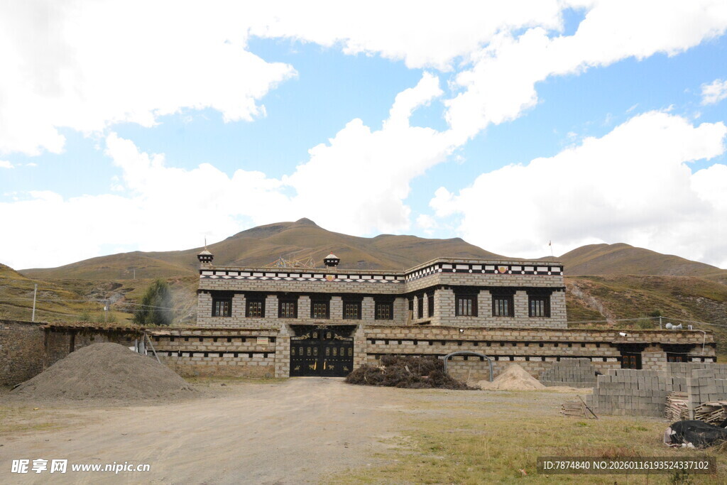 山间古朴建筑