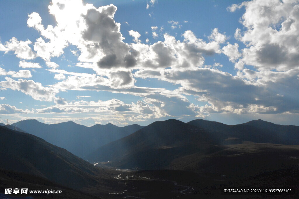 山峦间的蓝天白云美景