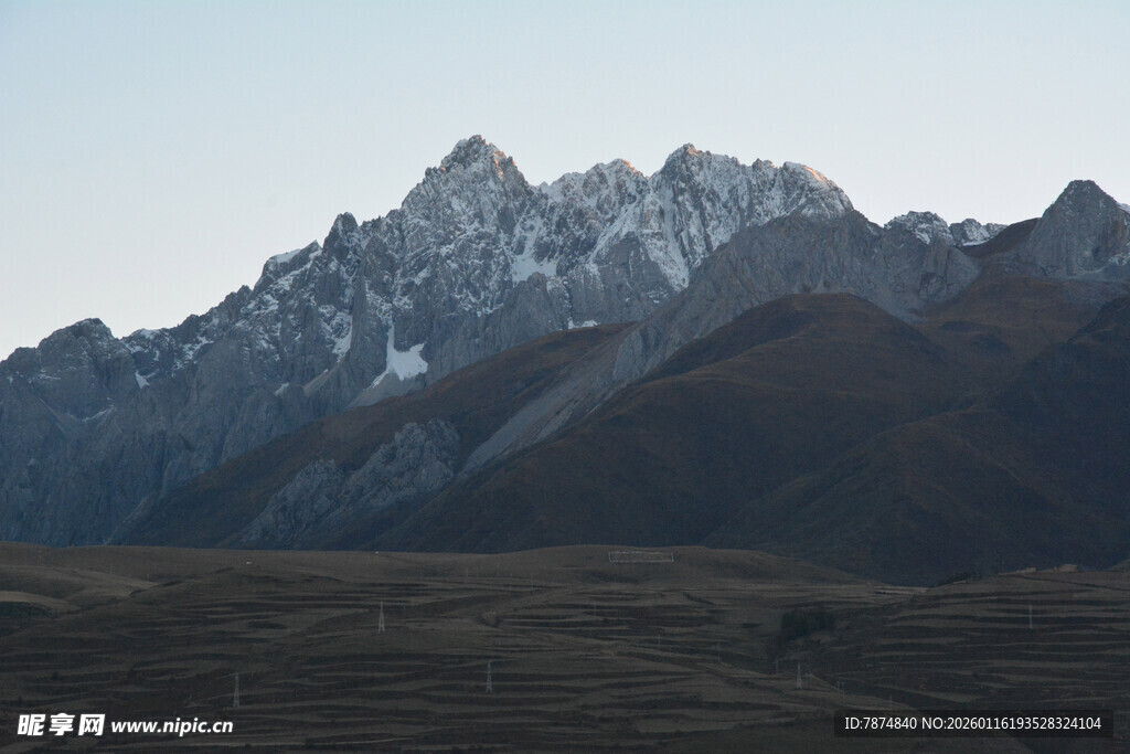 壮丽雪山远景