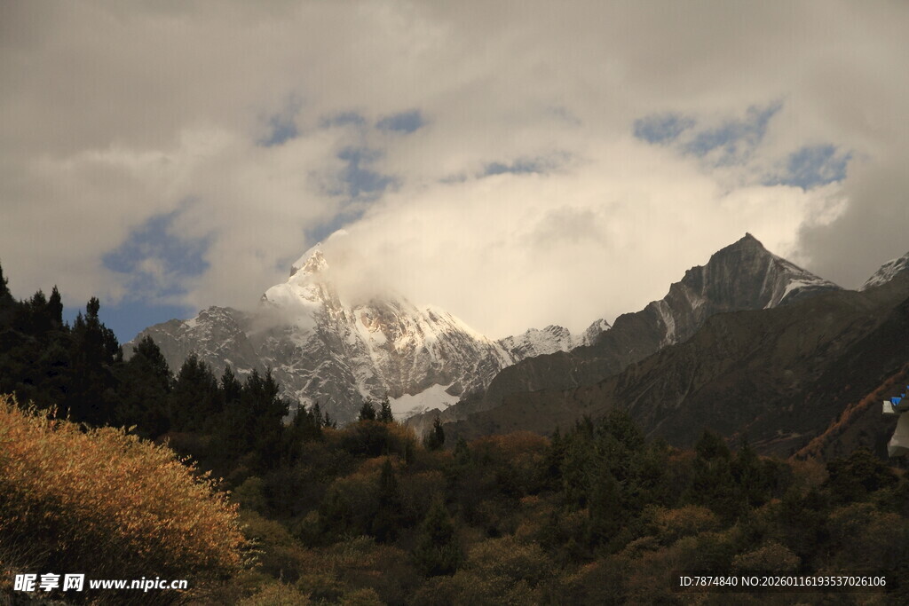 雪山云雾下的山林美景