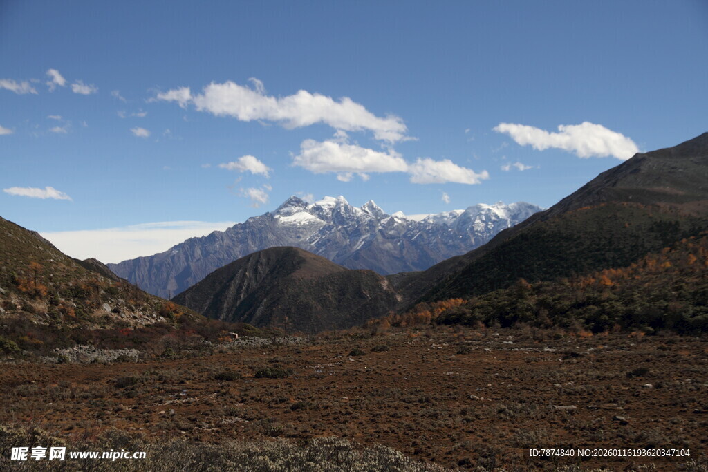 壮丽雪山下的开阔山地景观