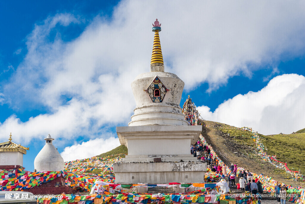 藏区白塔 经幡环绕的圣景