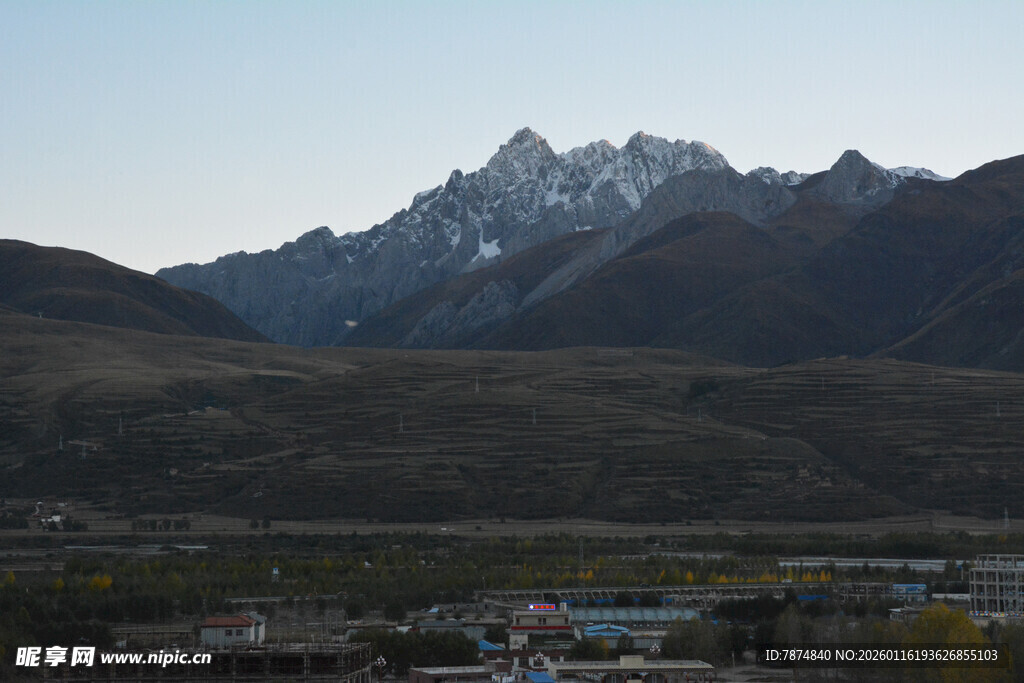 壮丽雪山下的城镇风光