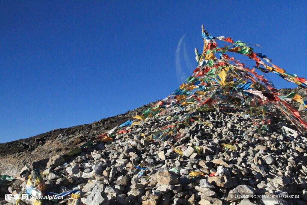 山顶经幡飘扬