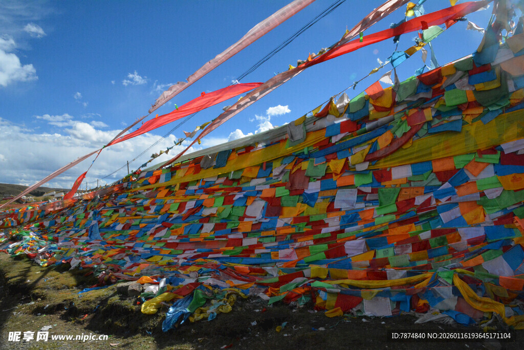 五彩经幡装点的藏地风景