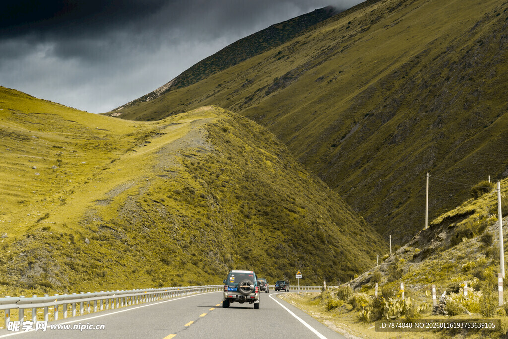山间公路上行驶的车辆