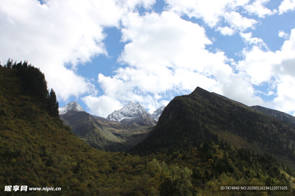 山间美景 蓝天白云下的山峦