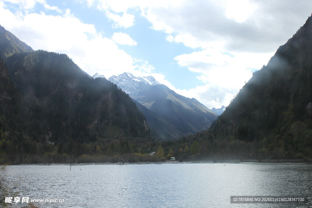 高山湖泊美景
