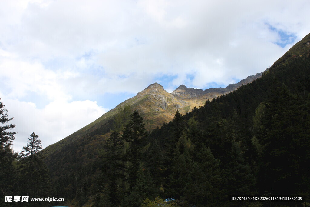 山间美景 云雾缭绕的山峰