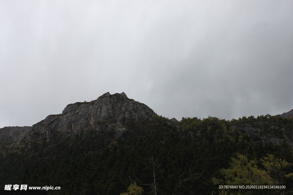 云雾缭绕的巍峨山峰