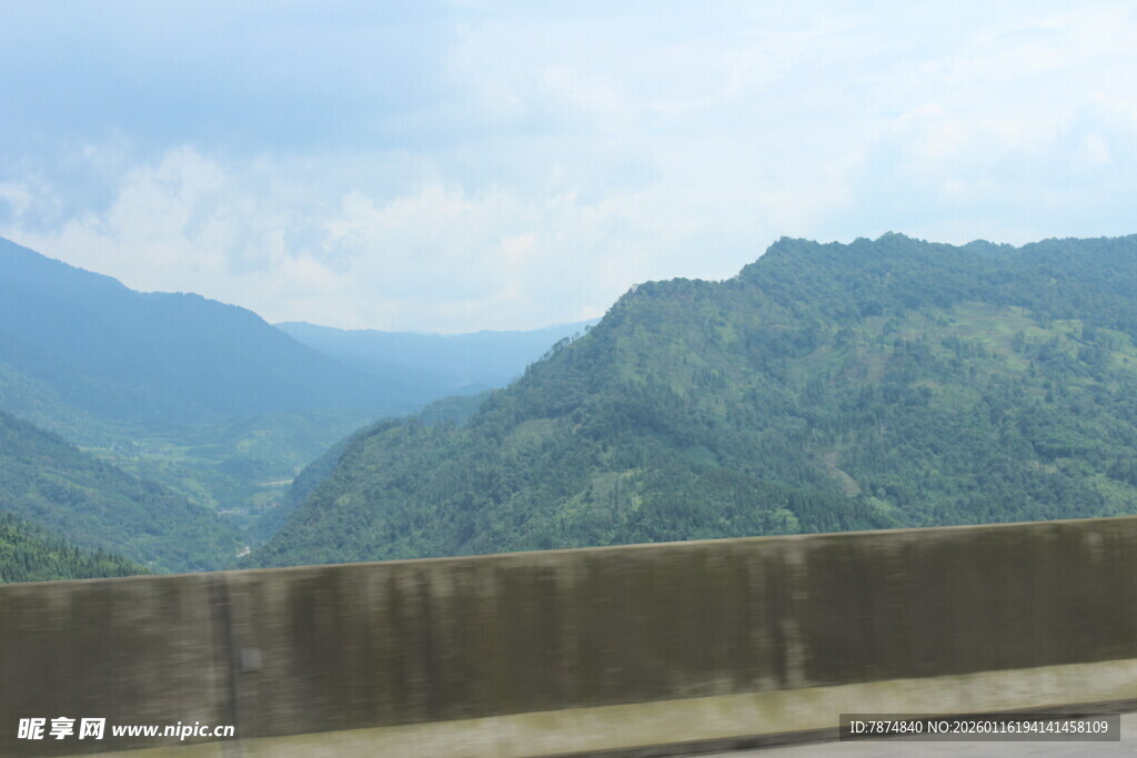 车窗外的青山美景