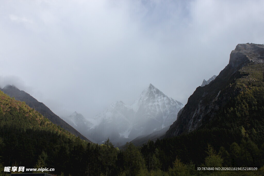 云雾缭绕的壮丽山间景色