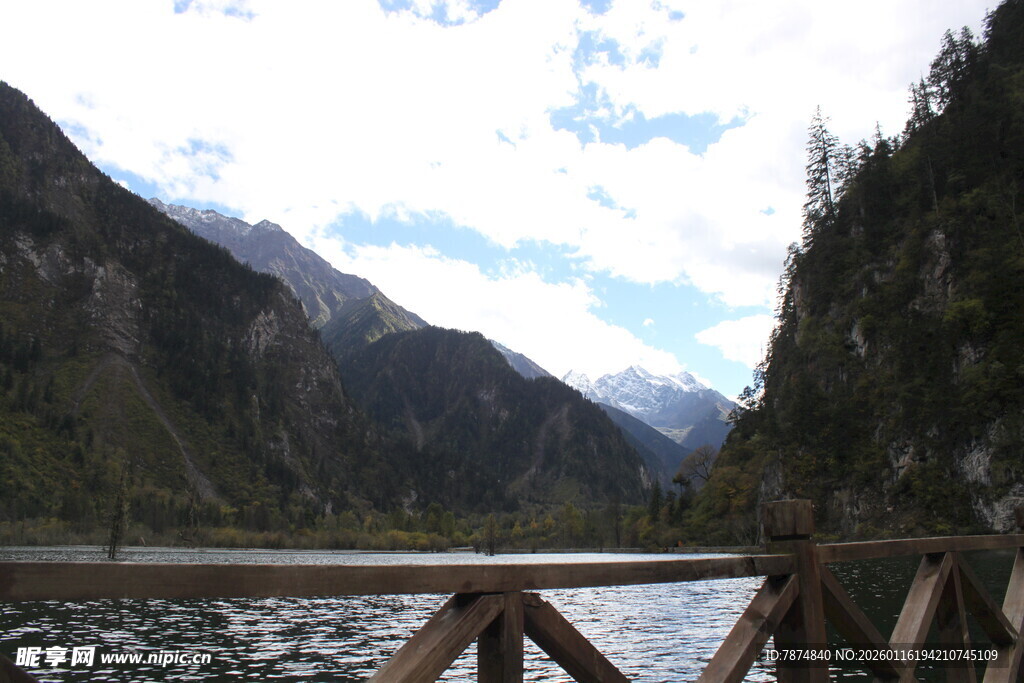 山间湖畔木桥风景