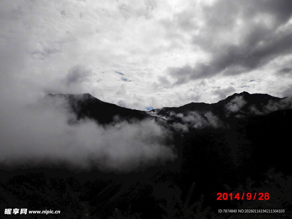 云雾缭绕的山峦美景