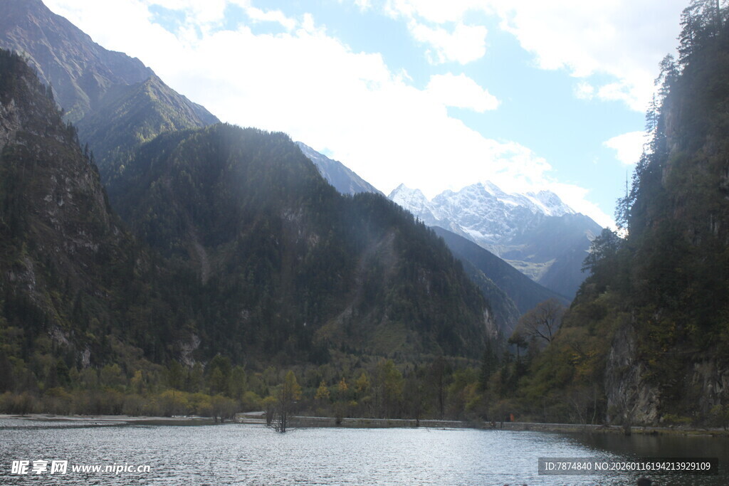 山间湖泊美景
