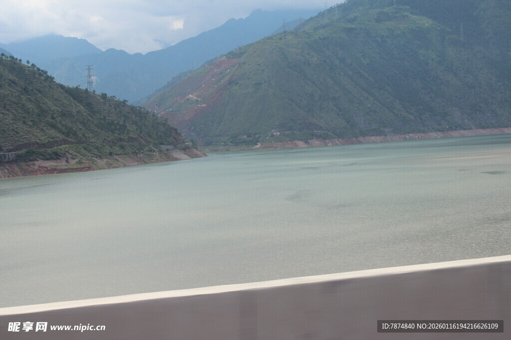 窗外秀丽山水风光