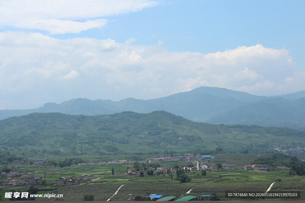 青山绿野间的乡村景致