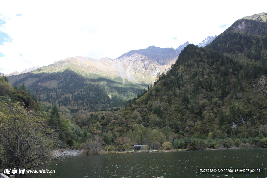 山间湖泊美景