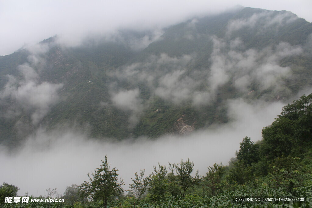 云雾缭绕的山峦美景