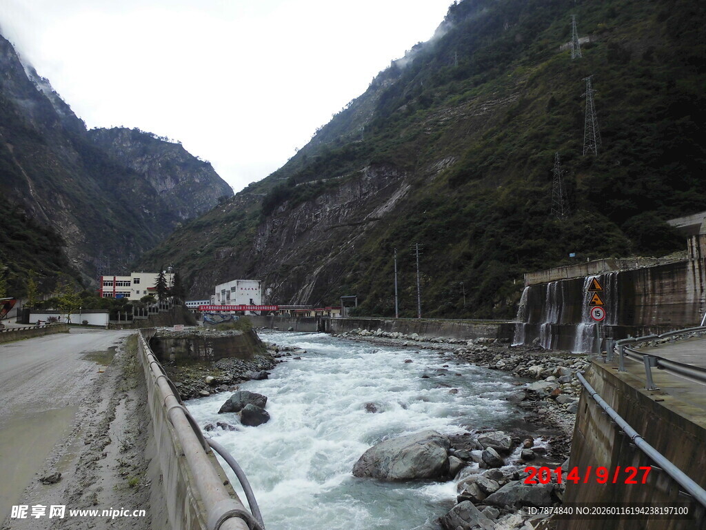山间湍急河流景观