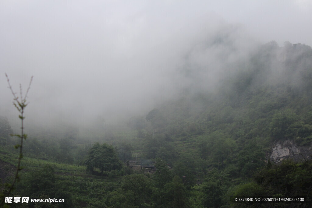 山间云雾缭绕的自然景致