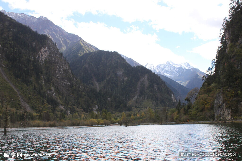 山水相依的静谧湖景