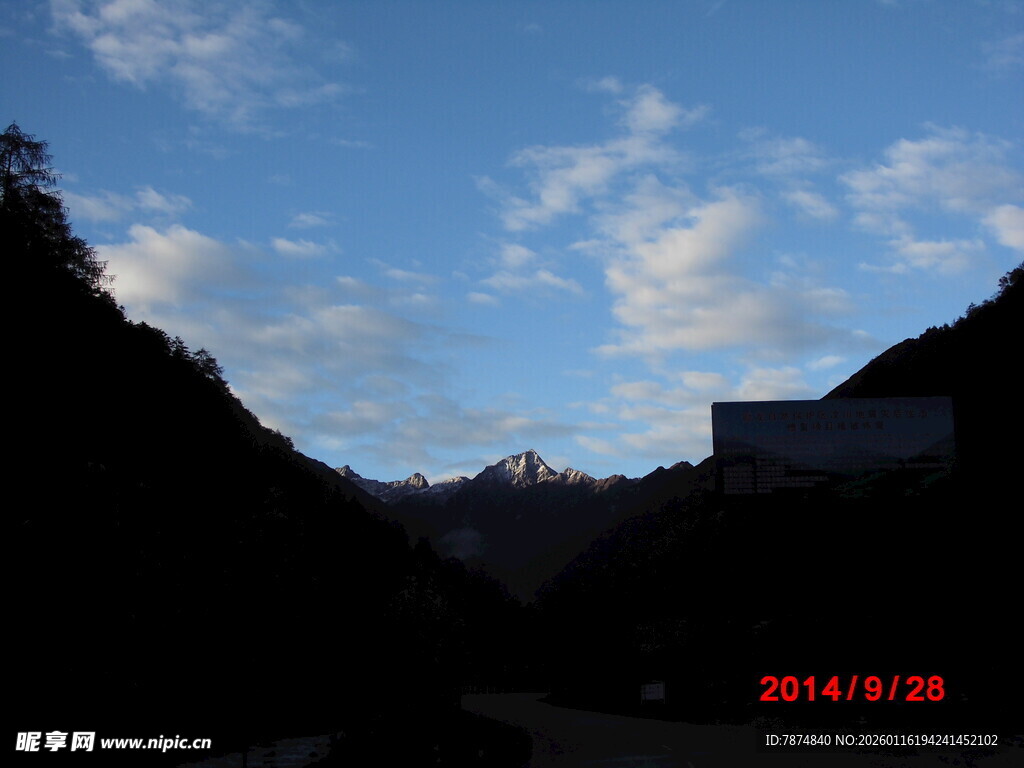 山间暮色中的天空美景