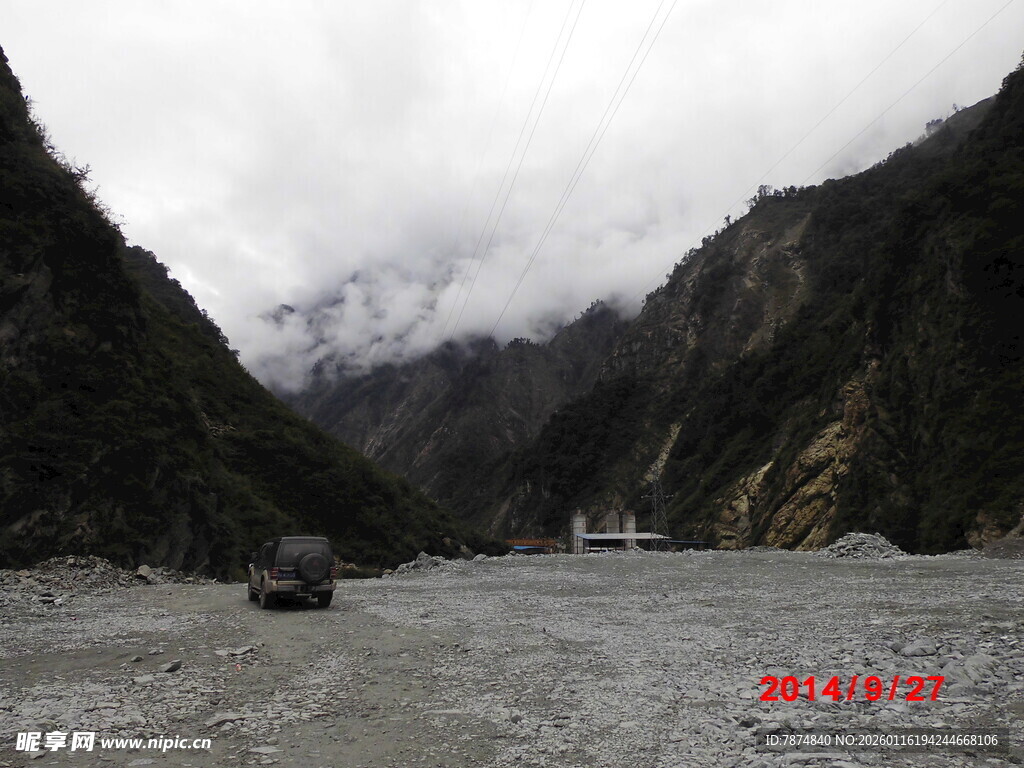 云雾缭绕的壮丽山间江景
