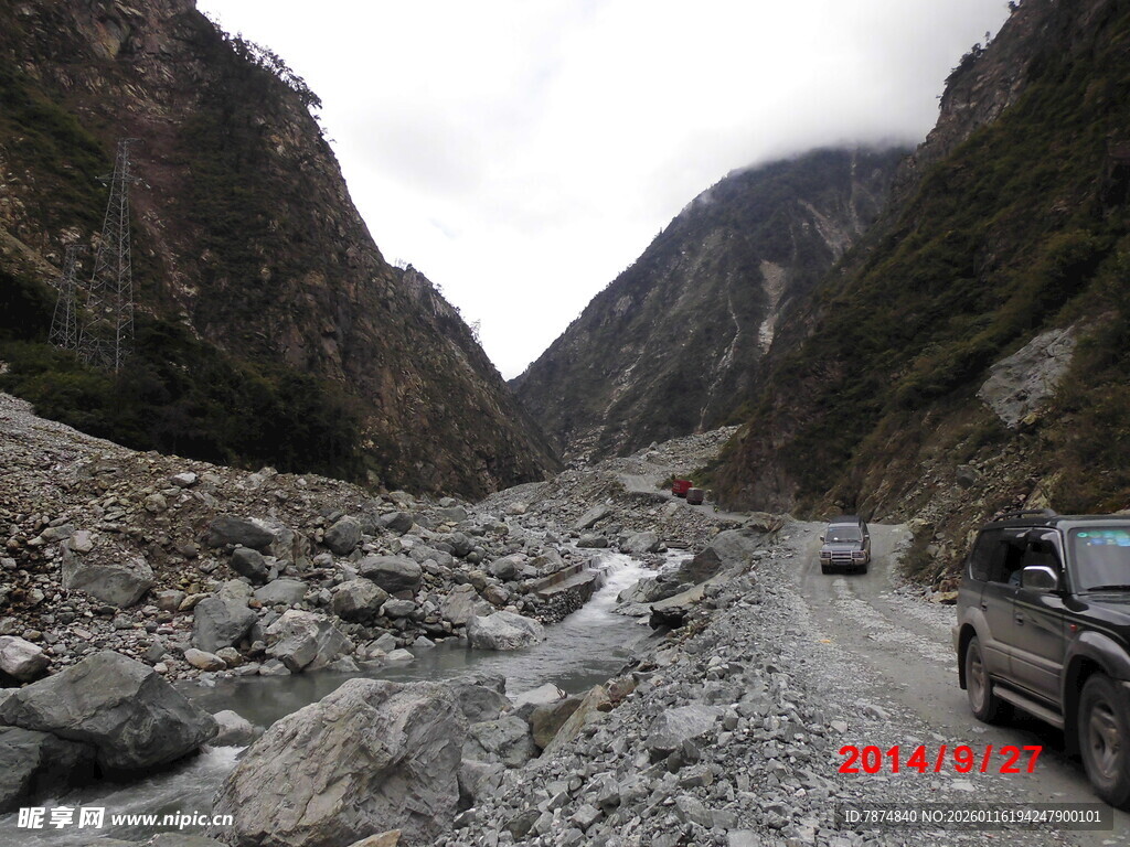 山间崎岖碎石路中的车辆
