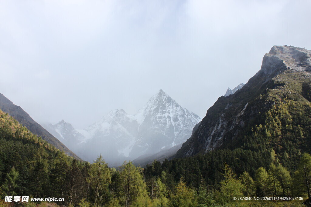 云雾缭绕的山间美景