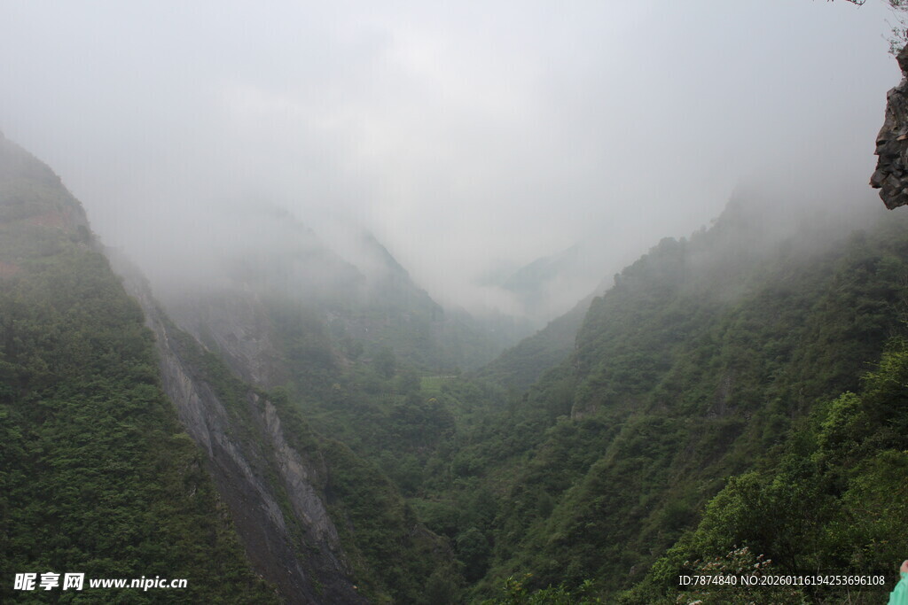 云雾缭绕的山间壮丽景色