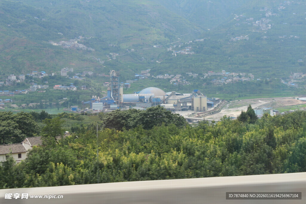 山间远景 绿树环绕的建筑群