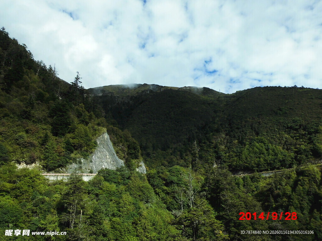 山间绿意盎然的蜿蜒公路
