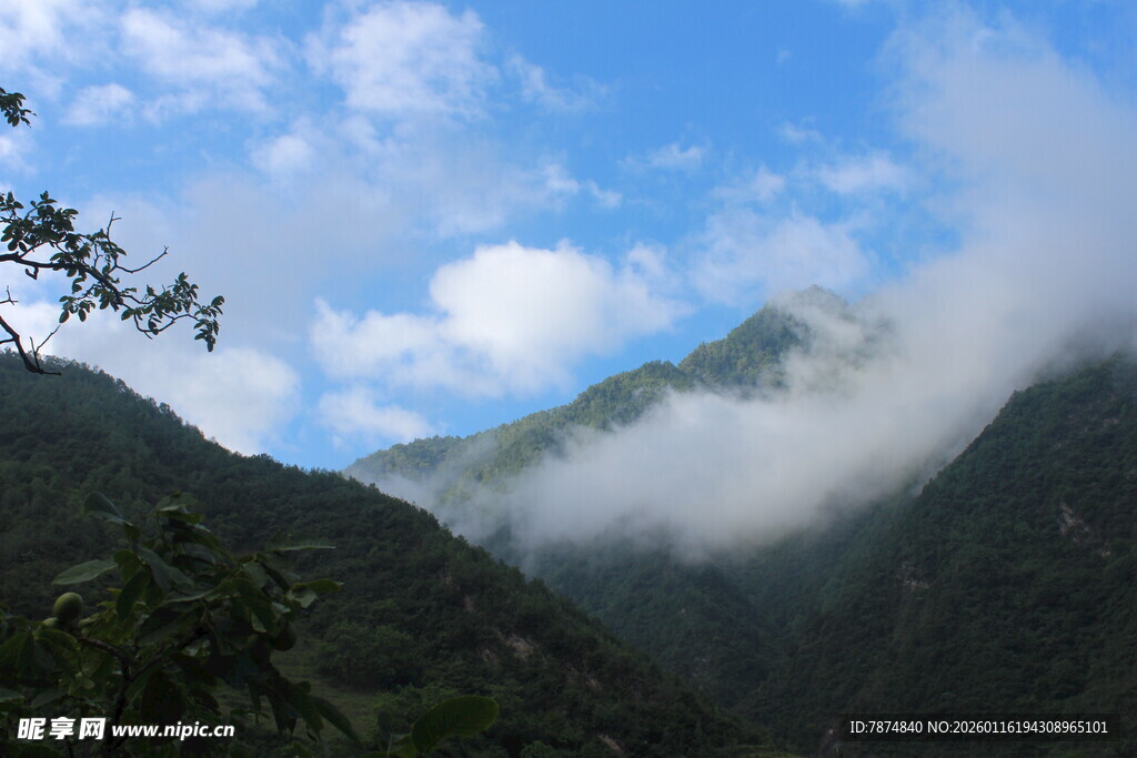 云雾缭绕的山间美景