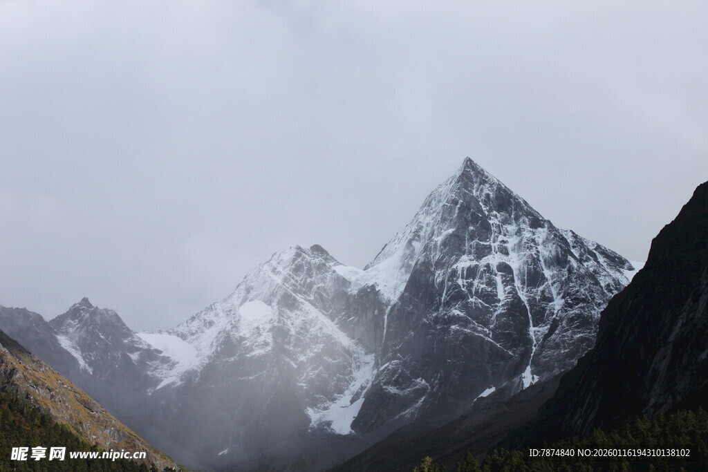 巍峨雪山 云雾缭绕之景