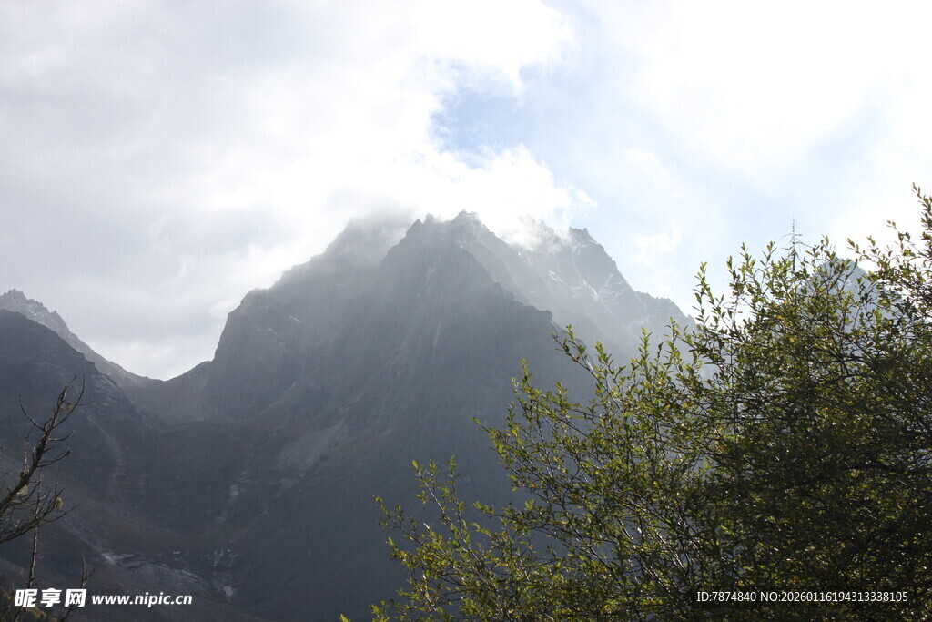 云雾缭绕的巍峨山峰