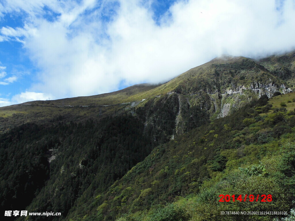 青山云雾间的秀丽景致