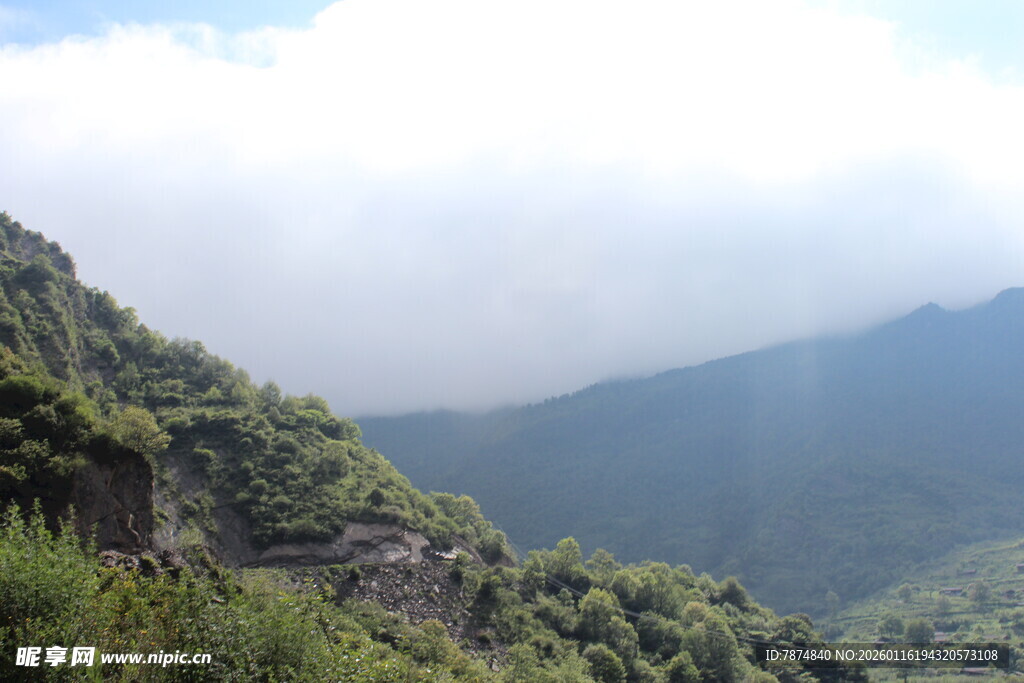 山间云雾缭绕的秀丽景致