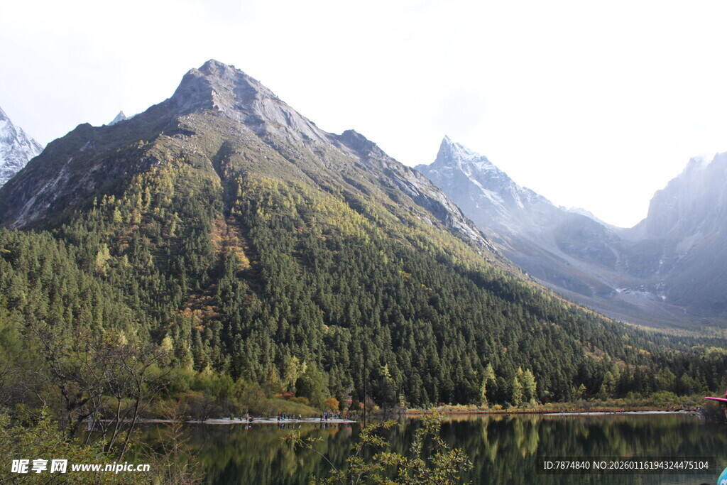 山间湖畔美景