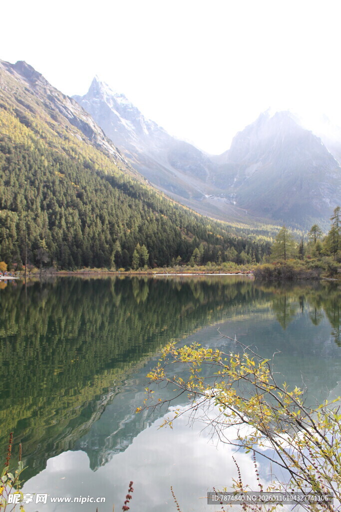 山间静谧湖景 自然之美