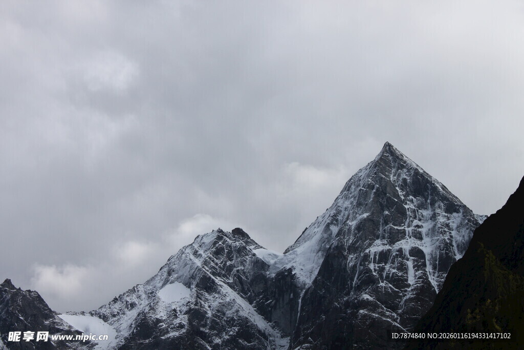 巍峨雪山 云雾缭绕之景