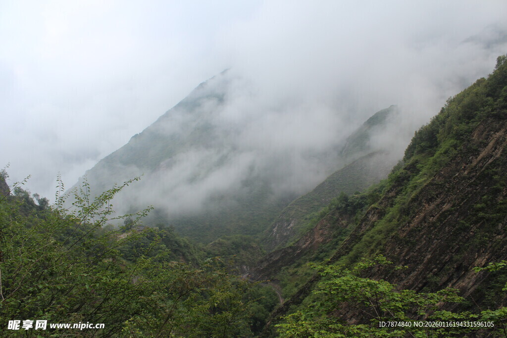 云雾缭绕的山间美景