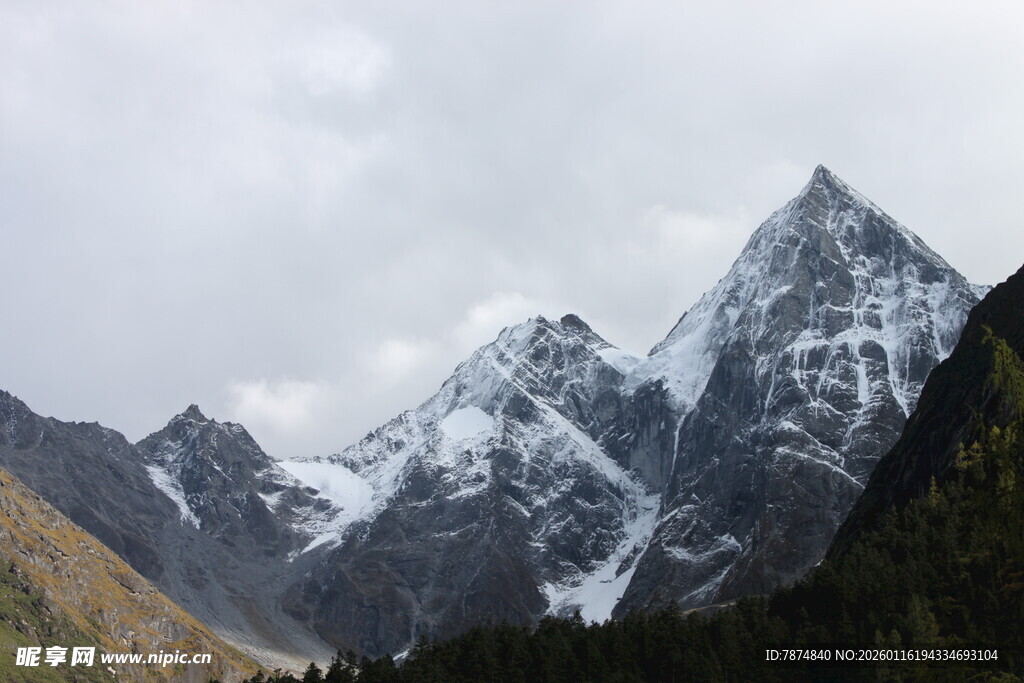 巍峨雪山壮丽自然景观