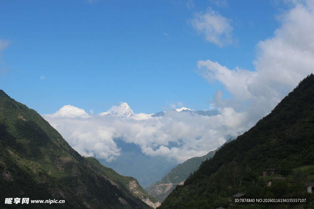 山间蓝天美景