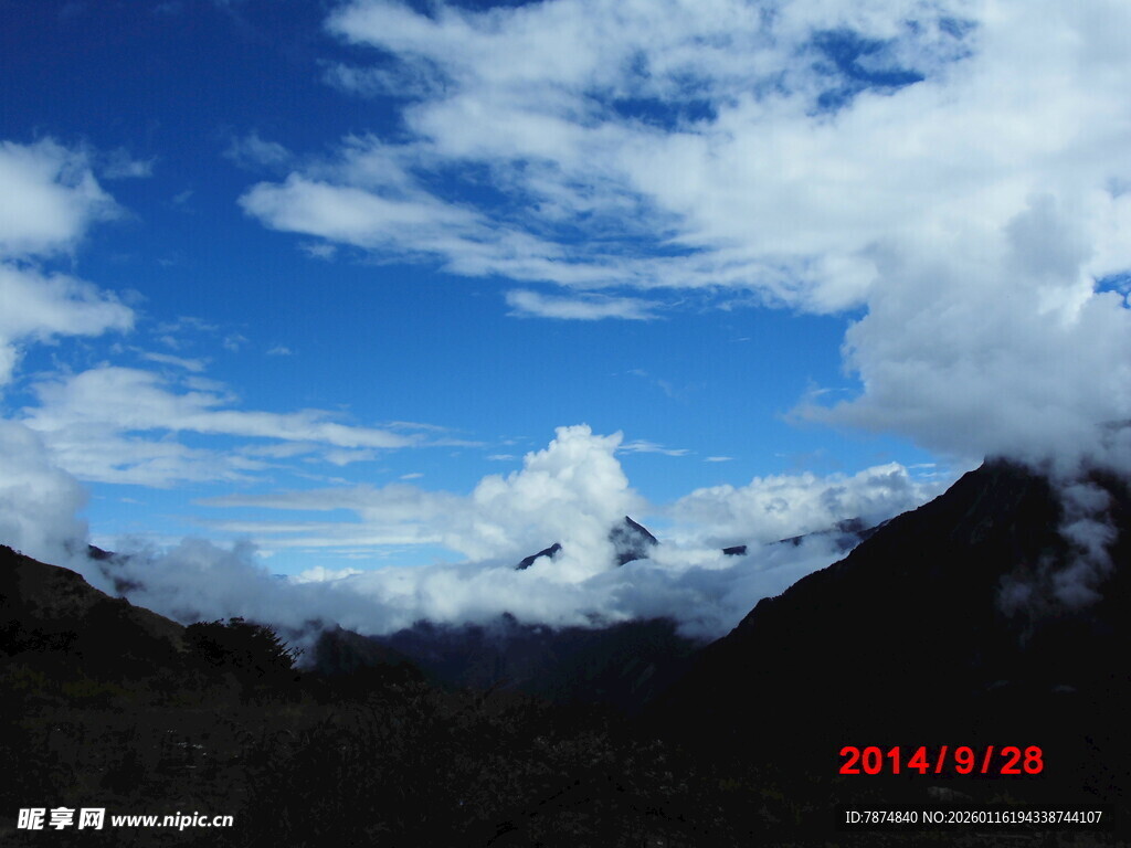 雪山蓝天壮丽自然景观